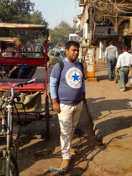 Delhi Índia Dezembro 2019 Ciclo Riquixá Montando Veículo Sob Calor — Fotografia de Stock