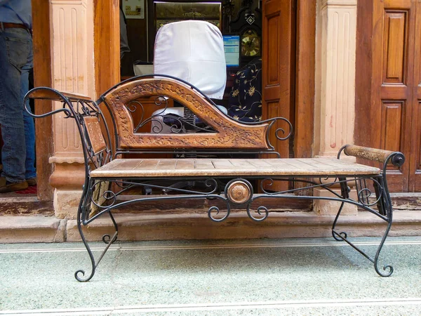 Gündüzleri Delhi 'nin Mini Tibet' i olarak da bilinen Majnu-ka-tilla 'nın içinde sokak fotoğrafçılığı, Delhi Caddesi Fotoğrafçılığı