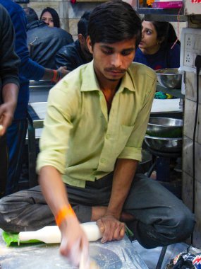 Eski Delhi, Hindistan - 9 Aralık 2019: Delhi 'deki Chandni Chowk pazarındaki esnaf veya sokak satıcılarının portresi