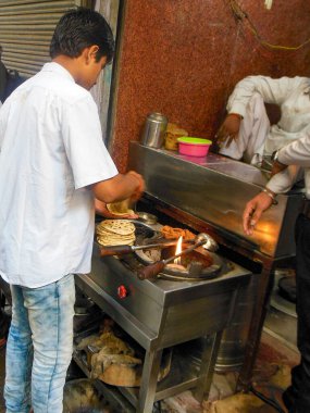 Eski Delhi, Hindistan - 9 Aralık 2019: Delhi 'deki Chandni Chowk pazarındaki esnaf veya sokak satıcılarının portresi