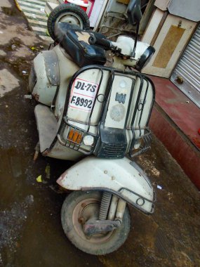 Eski Delhi, Hindistan - 9 Aralık 2019: Eski Delhi, Hindistan, Delhi Sokak Fotoğrafçılığı 'ndaki antik bir kasabada eski bir scooter