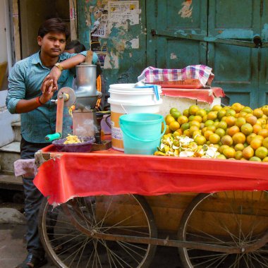 Eski Delhi, Hindistan - 9 Aralık 2019: Delhi 'deki Chandni Chowk pazarındaki esnaf veya sokak satıcılarının portresi