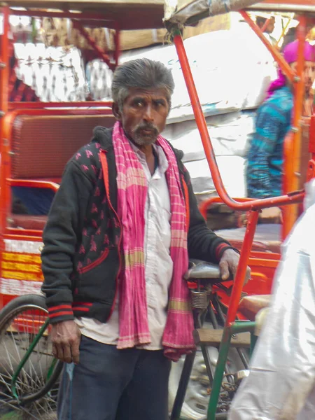 デリー インド 12月9 2019 古いデリー インドの通りの熱の下で車に乗るサイクル人力車 チャンドニ チョウ市場での人力車のストリート写真 — ストック写真