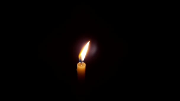 촛불은 어두운 속에서 타오르고 타오르며 뒤에는 불과저글러 카톨릭 교회에서 촛불을 — 비디오