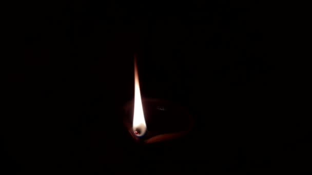 Pequeña Vela Aceite Encendida Arde Brillante Espiritualidad Oscura Pequeña Lámpara — Vídeos de Stock