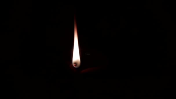 Pequeña Vela Aceite Encendida Arde Brillante Espiritualidad Oscura Pequeña Lámpara — Vídeo de stock
