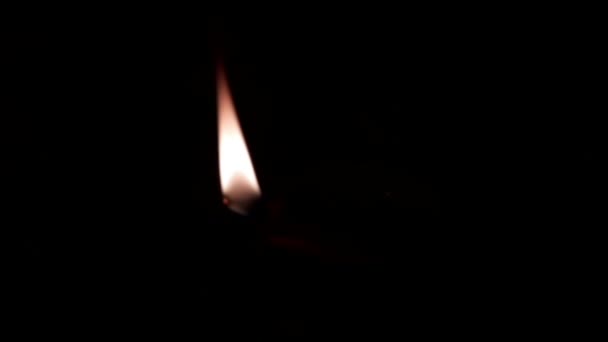 Маленькая Масляная Свеча Зажжена Ярко Горит Темноте Духовности Маленькая Лампа — стоковое видео
