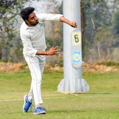 Yeni Delhi Hindistan 3 Mart 2020: Güneşli bir günde sahada oynayan kriket oyuncusu, sahada oynayan kriket oyuncusu, sahada oynayan kriket oyuncusu