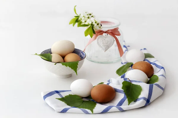 Liburan Paskah Biru Telur Putih Ditempatkan Dalam Mangkuk Porselen Dilapisi — Stok Foto