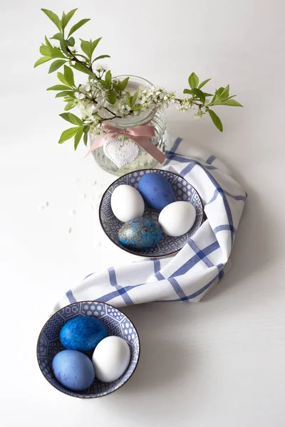 Vacaciones Pascua Azul Huevos Blancos Colocados Cuenco Porcelana Forrados Con — Foto de Stock