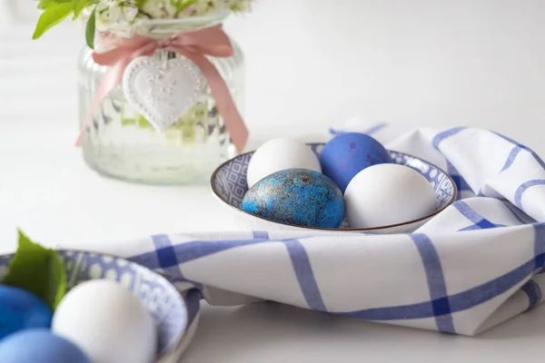 Liburan Paskah Biru Telur Putih Ditempatkan Dalam Mangkuk Porselen Dilapisi — Stok Foto
