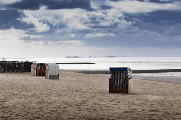 Písečná Pláž Severním Moři Cuxhavenu Německu Pozadí Modré Nebe Bílými — Stock fotografie