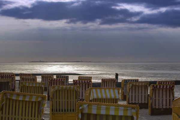 Silhouet Van Man Vrouw Zoenen Bij Zonsondergang Een Zandstrand Bij — Stockfoto