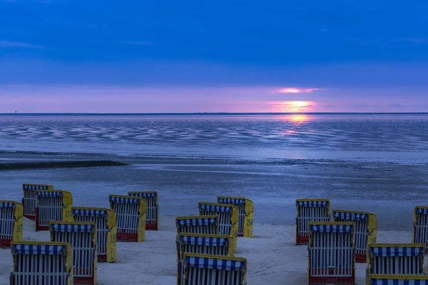 Modrý Západ Slunce Pláži Cuxhavenu Lehátky — Stock fotografie