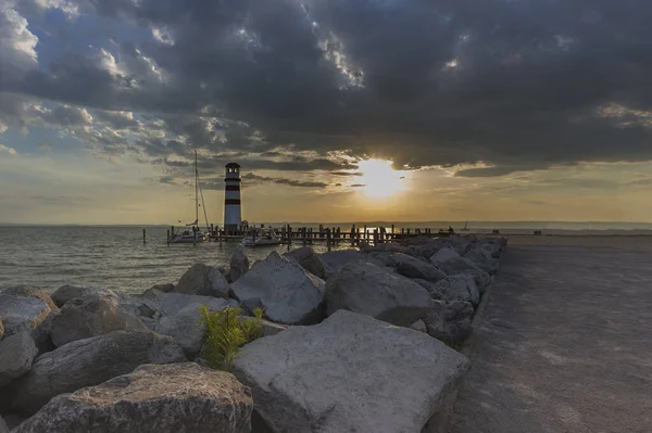 Áustria Lago Neusiedl Muro Pedra Estrada Que Conduz Farol — Fotografia de Stock