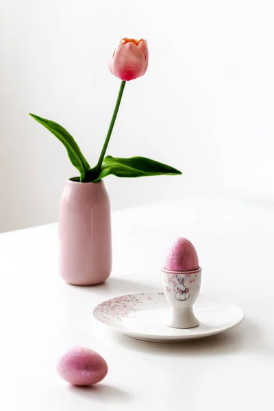 Telur Merah Muda Paskah Dalam Mangkuk Kecil Dengan Vas Merah — Stok Foto