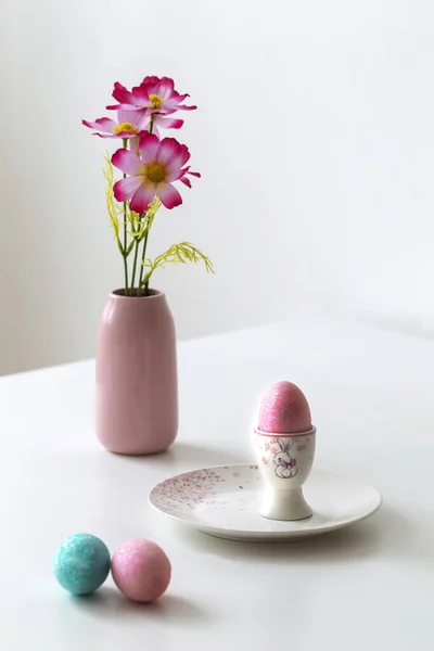 Paskah Telur Merah Muda Dalam Mangkuk Diletakkan Atas Piring Bunga — Stok Foto
