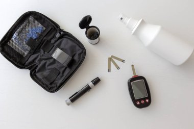 Diyabet için glikoz ölçer - Glucometer, Strips, Pen, Dessing Jel, Kağıt Mendil ve Not Defteri