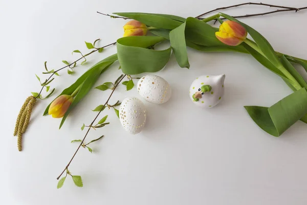 Dekorasi Paskah Yang Indah Ayam Keran Dengan Telur Paskah Dan — Stok Foto
