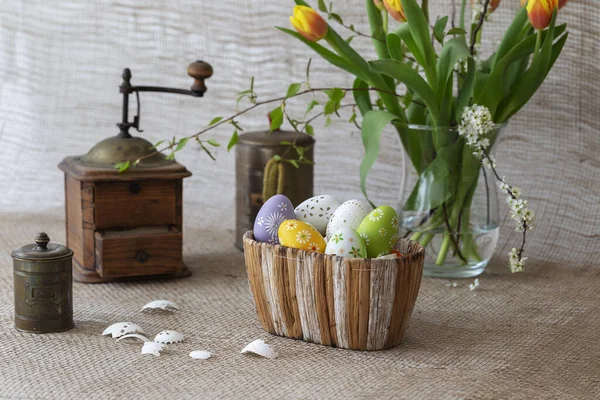 Hermosa Decoración Pascua Gallina Grifo Con Huevos Pascua Flores Bonitas — Foto de Stock