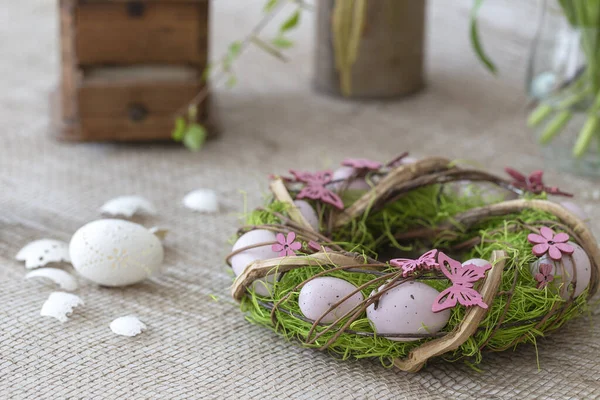 Hermosa Decoración Pascua Gallina Grifo Con Huevos Pascua Flores Bonitas — Foto de Stock