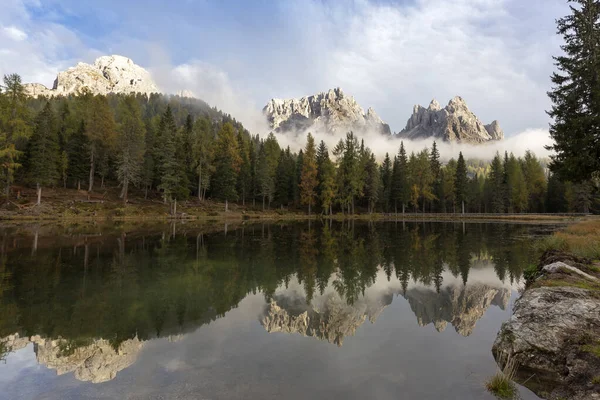 이탈리아의 미티스 Dolomites 불리는 호수라고 Lago Dantorno 가문비나무의 기슭에 흐르고 — 스톡 사진