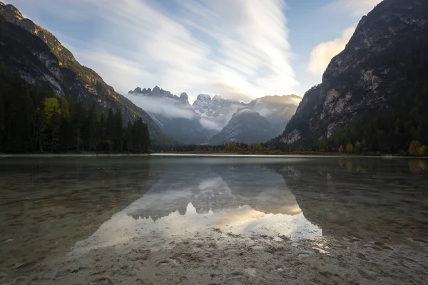 Italští Dolomité Jezero Lago Landro Klidným Povrchem Úbočí Potoka Které — Stock fotografie