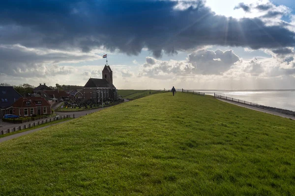 Holland Hindeloopen Kust Hoge Kustmuur Begroeid Met Gras Aan Rechterkant — Stockfoto