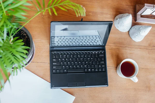 Ofis masası çalışma alanı ve masa arkaplanı düz nesnelerin üzerinde yatıyordu. Yaratıcı çalışma için modern minimal tasarım masaüstü. 