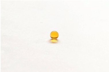 Balık yağı kapsülü beyaz arka planda izole edilmiş. Beyaz arka planda balık yağı topu