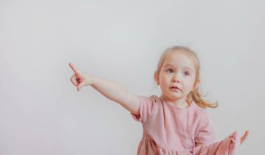 Mesajınız burada. Güzel küçük kız kopya için yer gösteriyor..