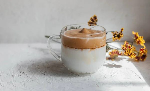 アイス ダルゴナ コーヒーとミルク ガラスの中のおいしい近代的な冷たい飲み物 白い背景にはコピースペースがあります — ストック写真