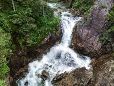 Dağlarda güzel bir şelale Yazın ulusal parkında.