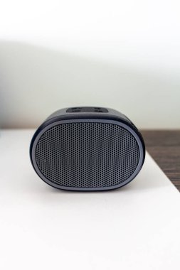 Portatif küçük siyah müzik hoparlörleri, yüksek sesli müzik ve filmler dinlemek için. Hoparlörden yüksek kaliteli ses, hafif fon.