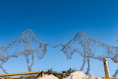 Ayia NAPA / Cyprus-13.09.2018: İki boğa açık mavi gökyüzüne karşı bir heykel parkında birbirlerine boynuzlarını yaslıyorlar
