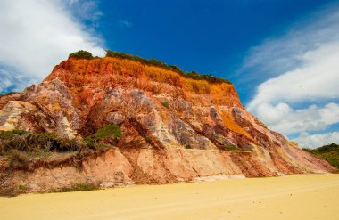 12 Aralık 2005 'te Coruripe, Alagoas, Brezilya sahillerindeki renkli uçurumlar
