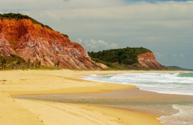 12 Aralık 2005 'te Coruripe, Alagoas, Brezilya sahillerindeki renkli uçurumlar