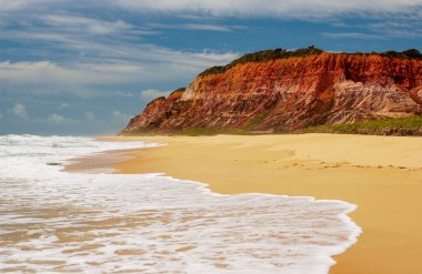 12 Aralık 2005 'te Coruripe, Alagoas, Brezilya sahillerindeki renkli uçurumlar