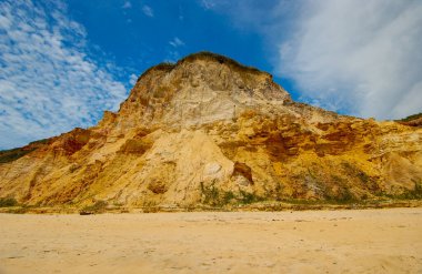 12 Aralık 2005 'te Coruripe, Alagoas, Brezilya sahillerindeki renkli uçurumlar