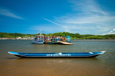 Itacare plajı, Bahia, Brezilya, 23 Şubat 2008. Contas Nehri kıyısında turistli bir tekne ve kano.