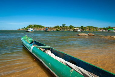 Itacare plajı, Bahia, Brezilya, 23 Şubat 2008. Contas Nehri 'nde renkli bir tekne