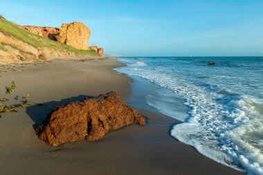 23 Nisan 2016 'da Peroba, Icapui, Ceara, Brezilya sahilinde renkli kumların, hindistan cevizi ağaçlarının uçurumu