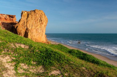 23 Nisan 2016 'da Peroba, Icapui, Ceara, Brezilya sahilinde renkli kumların uçurumu