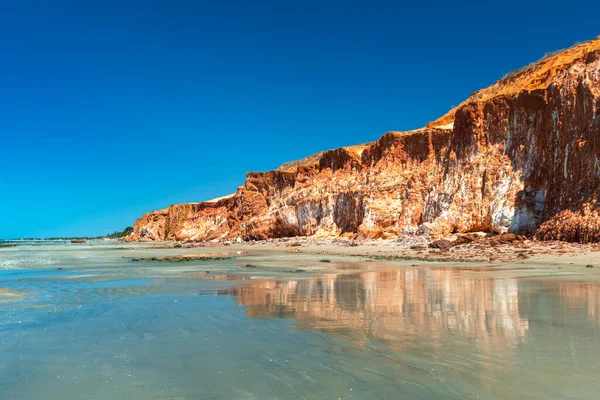 Fargerike Sandklipper Ved Paradiset Praia Vila Nova Icapui Ceara Brasil stockbilde