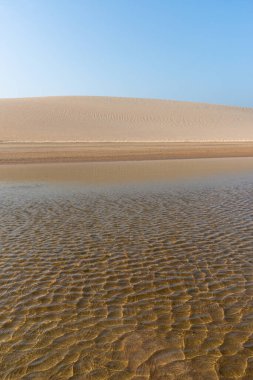 2 Eylül 2019 'da Tatajuba, Camocim, Ceara, Brezilya' daki Jericoacoara plajı yakınlarındaki kum tepeleri ve gölcükler