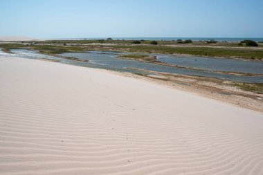 4 Eylül 2019 'da Brezilya, Acarau' daki beyaz kumu aydınlatan tatlı su gölü.