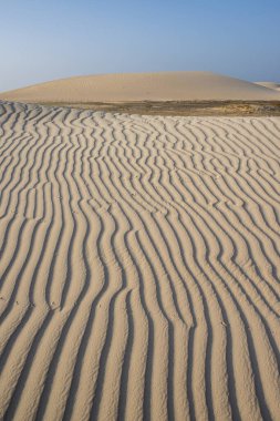 2 Eylül 2019 'da Tatajuba, Camocim, Ceara, Brezilya' daki Jericoacoara plajı yakınlarındaki kum tepeleri ve gölcükler