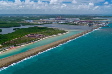 1 Mart 2014 'te Brezilya' nın Recife kenti yakınlarındaki Porto de Galinhas, Muro Alto plajında lüks tatil beldeleri. Arka planda, Suape limanı. Hava görünümü