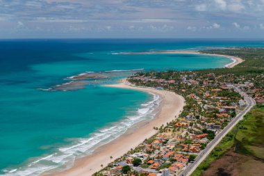 Porto de Galinhas Beach, Ipojuca, Recife, Pernambuco, Brezilya 1 Mart 2014 tarihinde. Pernambuco eyaletinin güneyinde, doğal havuzlarıyla küçük teknelerde dolaşmak için dünyanın dört bir yanından turistleri çeker. Hava görünümü