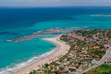 Porto de Galinhas Beach, Ipojuca, Recife, Pernambuco, Brezilya 1 Mart 2014 tarihinde. Pernambuco eyaletinin güneyinde, doğal havuzlarıyla küçük teknelerde dolaşmak için dünyanın dört bir yanından turistleri çeker. Hava görünümü